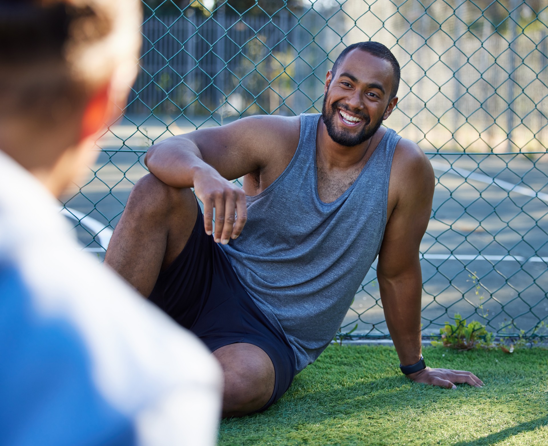 Schuss eines jungen Mannes, der während des Trainings eine Pause einlegt, um ein Gespräch mit seinem Freund zu führen