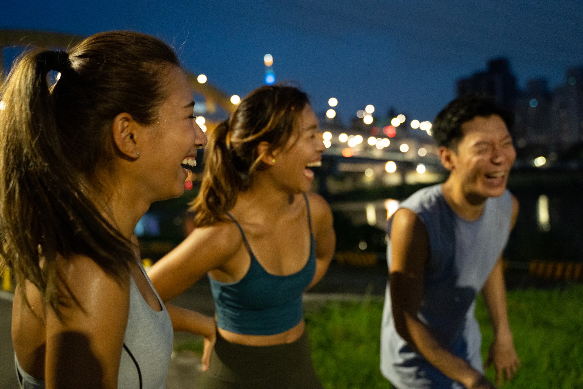 Freunde lachen und reden nach dem Training